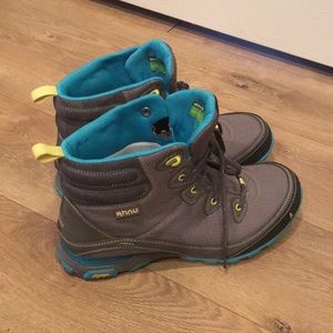 AHNU HIKING BOOTS BY TEVA TEAL AND GRAY SIZE 9.5